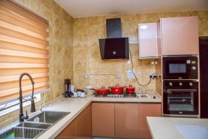 Kuchyň nebo kuchyňský kout v ubytování TAJ Suites