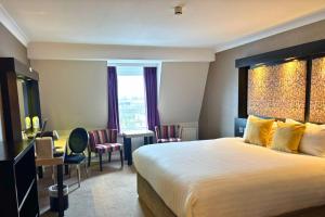 Postel nebo postele na pokoji v ubytování Flannery's Hotel