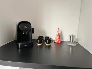 a black coffee maker sitting on a black counter at Maison de ville à Etampes in Étampes