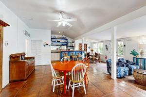 une cuisine et une salle à manger avec une table et des chaises dans l'établissement Last Minute, à Key West