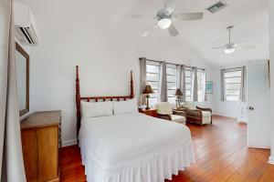 - une chambre avec un lit blanc et un salon dans l'établissement Last Minute, à Key West 14 autres photos