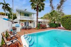 une maison avec une piscine devant une maison dans l'établissement Last Minute, à Key West