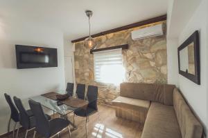 a living room with a couch and a table at Alojamiento Suit Royal in Úbeda
