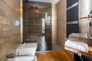 a bathroom with a toilet and a shower and a sink at Hostdomus - Chalet Chic in Cesana Torinese