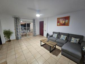 Posezení v ubytování NEW Appart 2 chambres avec piscine proche aeroport