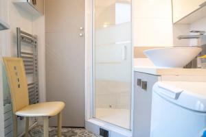 Kúpeľňa v ubytovaní Cosy and quiet apartment in Paris + 1 fotografia