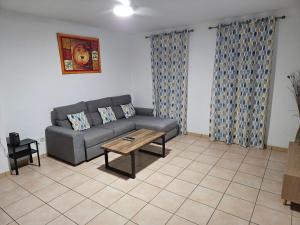 Posezení v ubytování NEW Appart 2 chambres avec piscine proche aeroport