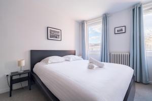 Postel nebo postele na pokoji v ubytování Blue Light - Jolie Logement sur les Ramblas