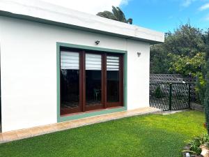 une maison blanche avec une porte coulissante en verre dans l'établissement Casa Rural SOBRE EL MAR, à Breña Baja
