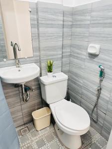 Bilik mandi di DVM Transient Inn