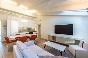 a living room with a couch and a tv at Trilocale Atlantico Treviglio Upper Stay in Treviglio