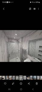 Un baño con un gran espejo y un lavabo. en Amazing Central House, en Blackpool