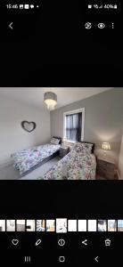 Una foto de un dormitorio con 2 camas en Amazing Central House, en Blackpool 1 foto más