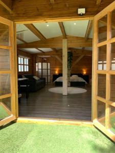 Ένα ή περισσότερα κρεβάτια σε δωμάτιο στο Le Chalet de l'Adrech