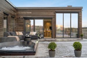 Ruang duduk di High-End Lodge in Lyngvar Resort, jacuzzi & sauna
