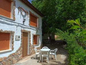 a patio with a table and chairs in front of a building at Cortijo Ramon Petra in Nerpio