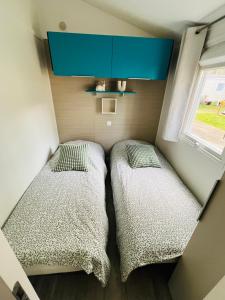 Postel nebo postele na pokoji v ubytování Mobil Home MarieVa "Les dunes de Contis"