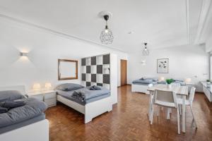una sala de estar con dos camas y una mesa en MONTEUR - Unterkunft für bis zu 7 Personen in 65479 Raunheim - GG13, en Raunheim