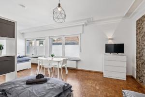 1 dormitorio con mesa y comedor en MONTEUR - Unterkunft für bis zu 7 Personen in 65479 Raunheim - GG13, en Raunheim
