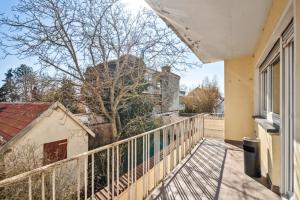 - Balcón con vistas a una casa en MONTEUR - Unterkunft für bis zu 7 Personen in 65479 Raunheim - GG13, en Raunheim