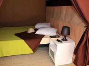 Postel nebo postele na pokoji v ubytování Camping 4 étoiles - Piscine - eed0fi + 37 fotografií