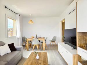a living room with a table and a couch at Apartamento Celeste frente al mar in L'Escala