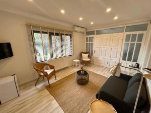 Posezení v ubytování Attalos Suites Hotel