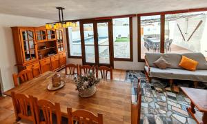 a living room with a table and a couch at Ca la Consol in El Poblenou del Delta