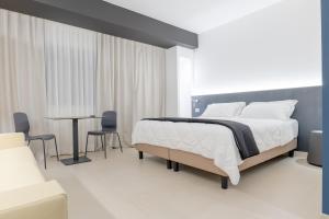 Postel nebo postele na pokoji v ubytování LHI Healthy Hotel Lecce