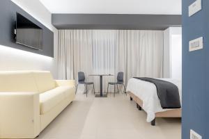 Postel nebo postele na pokoji v ubytování LHI Healthy Hotel Lecce