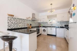 Una cocina o zona de cocina en Villa Rana - Stunning views and luxury furnishings