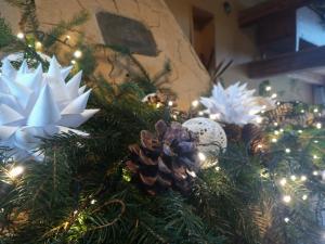 a christmas tree with pine cones and ornaments on it at Smocza Chata in Mirsk