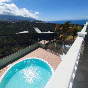 een zwembad met uitzicht op de oceaan bij Vista Hermosa 2 in La Esquinita +22 foto's