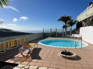 een zwembad bovenop een gebouw met uitzicht op de oceaan bij Vista Hermosa 2 in La Esquinita