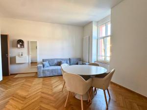 Χώρος καθιστικού στο Isaak Apartment Löwenbau E2-W07