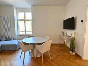 Μια τηλεόραση ή/και κέντρο ψυχαγωγίας στο Isaak Apartment Löwenbau E2-W07