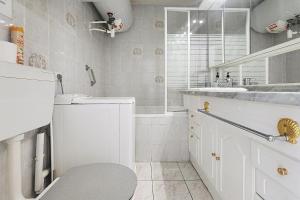 Ένα μπάνιο στο AHC - Versailles- 2 pièces centre ville