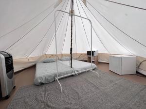 Postel nebo postele na pokoji v ubytování Camping & Glamping Muiñeira