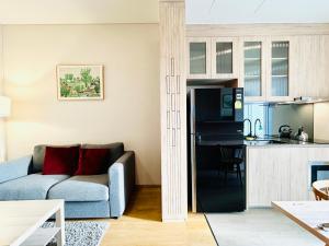 een woonkamer met een bank en een keuken bij Wyndham Garden Sukhumvit 42 in Bangkok