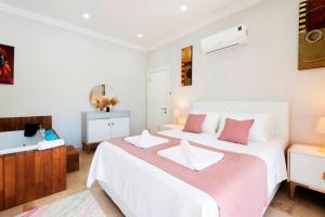 ein weißes Schlafzimmer mit einem großen Bett und einer Badewanne in der Unterkunft Villa Zafar - Private outdoor pool in Kaş