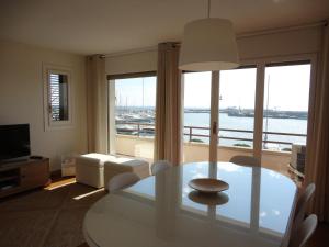 - un salon avec une table et une grande fenêtre dans l'établissement Apartamento Consolat de Mar Cambrils, à Cambrils