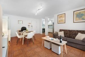 a living room with a couch and a table at Martianez con Wifi in Puerto de la Cruz