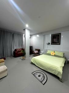 Un dormitorio con una cama verde en una habitación. en May - 25th Home, en Vung Tau 5 fotos más