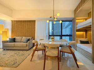 Χώρος καθιστικού στο 1BR Family room at 38park Cebu I T Park 300mb wifi