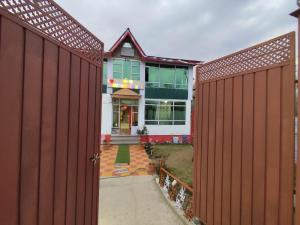 una casa con un cancello davanti di Hotel New Heaven Canal a Srinagar