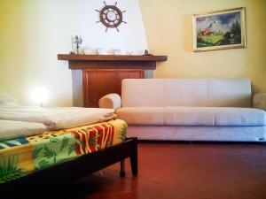 Habitación con 2 camas y reloj en la pared en Piazzetta Lago, en Cannobio 5 fotos más