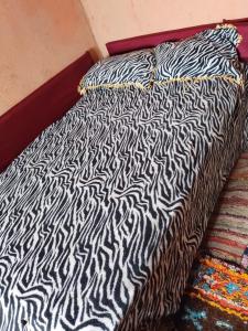 Ein Bett oder Betten in einem Zimmer der Unterkunft gite Imouzar