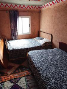 Ein Bett oder Betten in einem Zimmer der Unterkunft gite Imouzar
