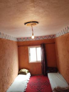 Ein Bett oder Betten in einem Zimmer der Unterkunft gite Imouzar