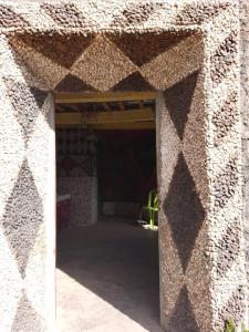 eine Öffnung in einem Steingebäude mit einer Tür in der Unterkunft gite Imouzar in Iabassene + 9 Fotos